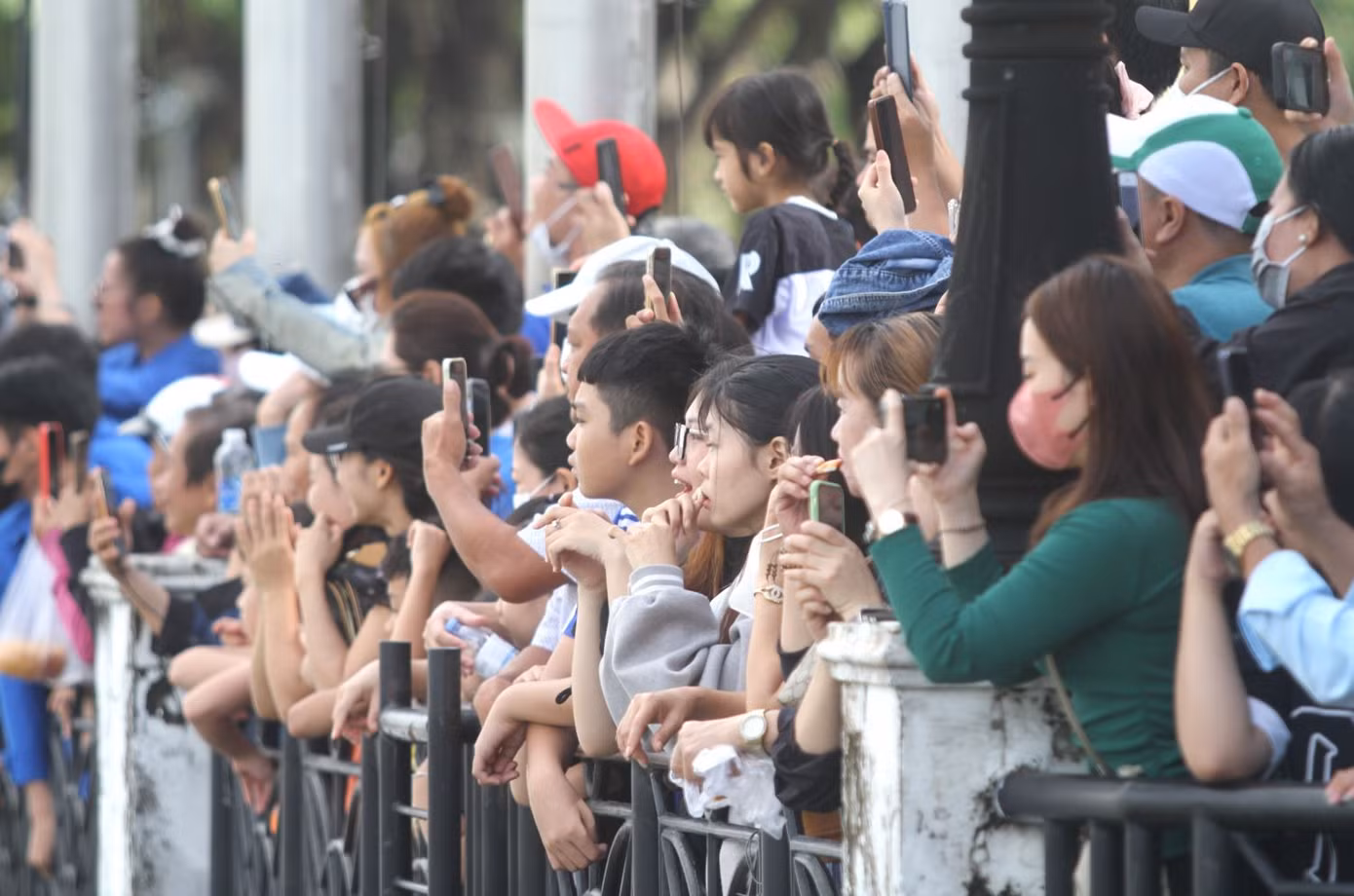 Rất đông người dân xem đua thuyền.