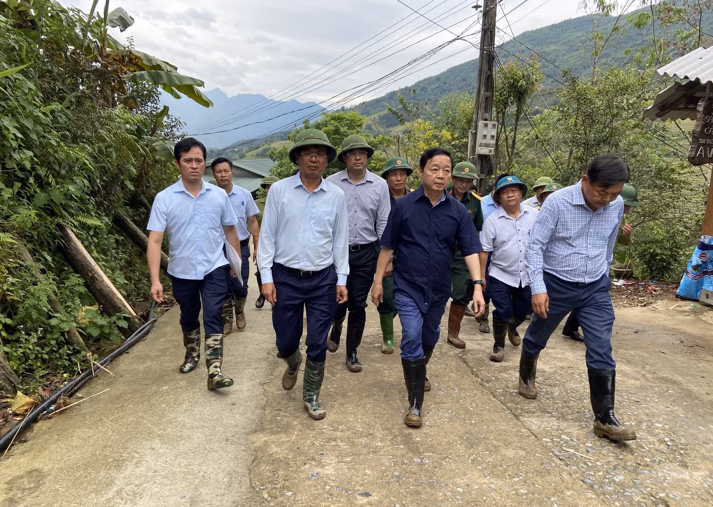 Chiều 13/9, Phó Thủ tướng Chính phủ Trần Hồng Hà cùng đoàn công tác đã đến trực tiếp hiện trường để kiểm tra vụ lũ quét xảy ra vào đêm qua (12/9) tại thôn Nậm Than, Nậm Cang, xã Liên Minh, thị xã Sa Pa.