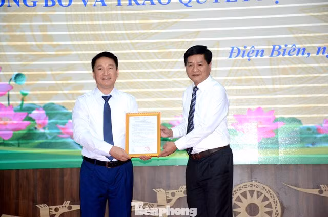 Chủ tịch UBND tỉnh Điện Biên trao quyết định bổ nhiệm Phó Giám đốc Sở Giáo dục và Đào tạo cho ông Lê Quang Vinh. Ảnh: Tuyết Anh.