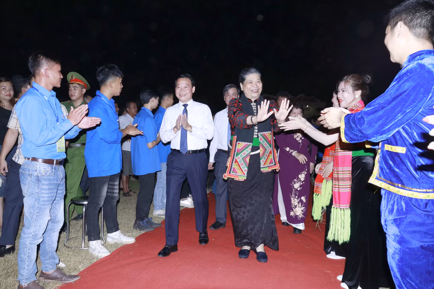 Bà Tòng Thị Phóng cùng lãnh đạo tỉnh Yên Bái đến tham dự Lễ hội.