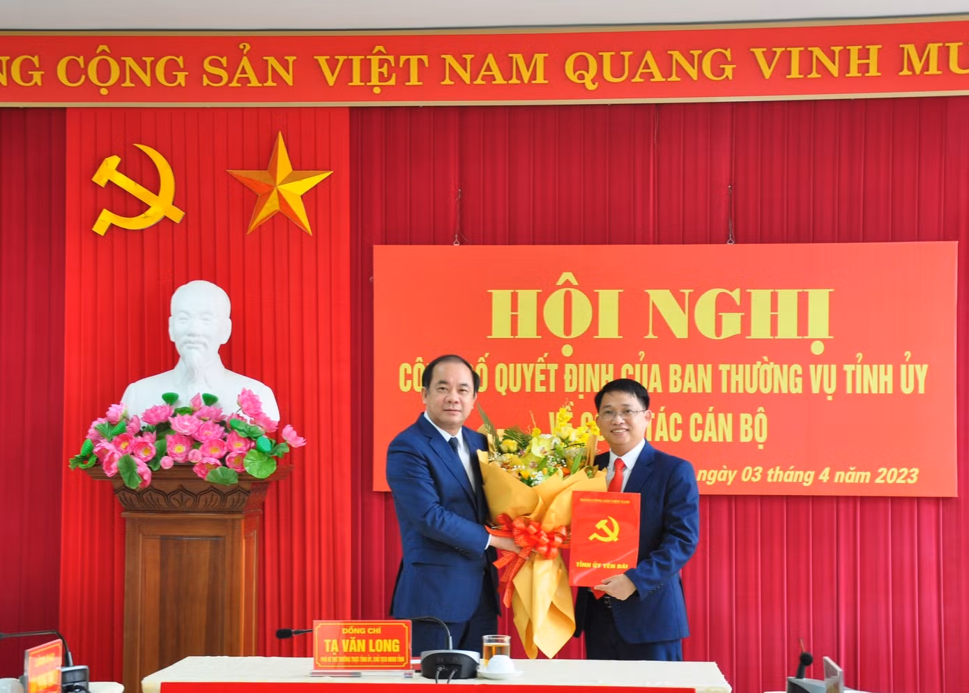 Ông Tạ Văn Long - Phó Bí thư Thường trực Tỉnh ủy trao Quyết định bổ nhiệm Phó Hiệu trưởng Trường Chính trị tỉnh cho ông Nguyễn Ngọc Quỳnh.