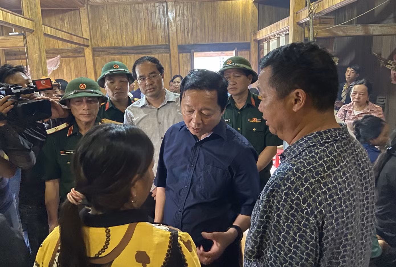 Tại đây, Phó Thủ tướng đến thăm hỏi, chia buồn sâu sắc nhất tới thân nhân, gia đình người bị nạn tại thôn Nậm Than, xã Liên Minh, nơi có 2 người chết và 1 người mất tích do lũ cuốn trôi.