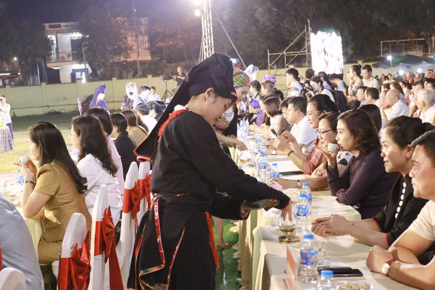 Mở màn Lễ hội, đại biểu cùng du khách được thưởng thức nghệ thuật pha trà và thưởng trà.