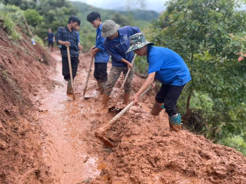 Trong ngày 7 đến 9/8, hàng trăm đoàn viên thanh niên từ các phòng, ban của huyện, xã phối hợp đoàn thanh niên cơ sở, khắc phục các tuyến đường liên thôn để thuận lợi cho việc tiếp cận, hỗ trợ các hộ dân bị thiệt hại.