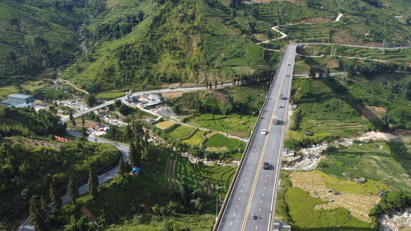 Ông Trần Cao Sơn, Tổng Giám đốc Công ty Cổ phần Đầu tư BOT Lào Cai - Sa Pa cho biết, đây là bước cuối cùng để đưa cầu Móng Sến vào vận hành chính thức. Trong thời gian vận hành thử, đơn vị sẽ theo dõi quá trình lưu thông của các phương tiện để xử lý những vấn đề phát sinh.