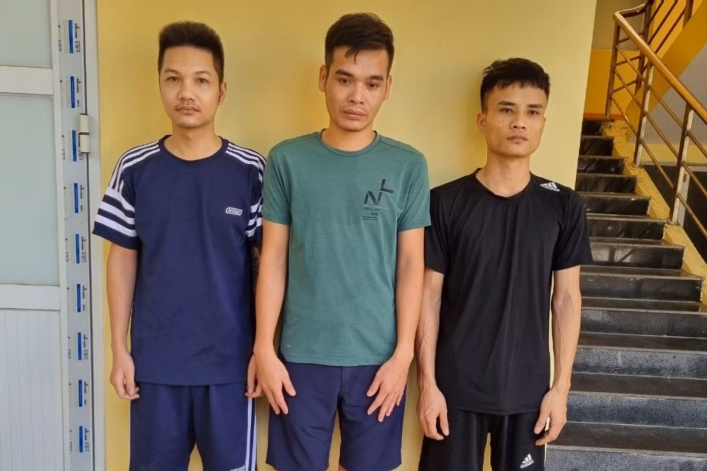 3 đối tượng giữ người và đánh người trái phép. Ảnh: Công an cung cấp.