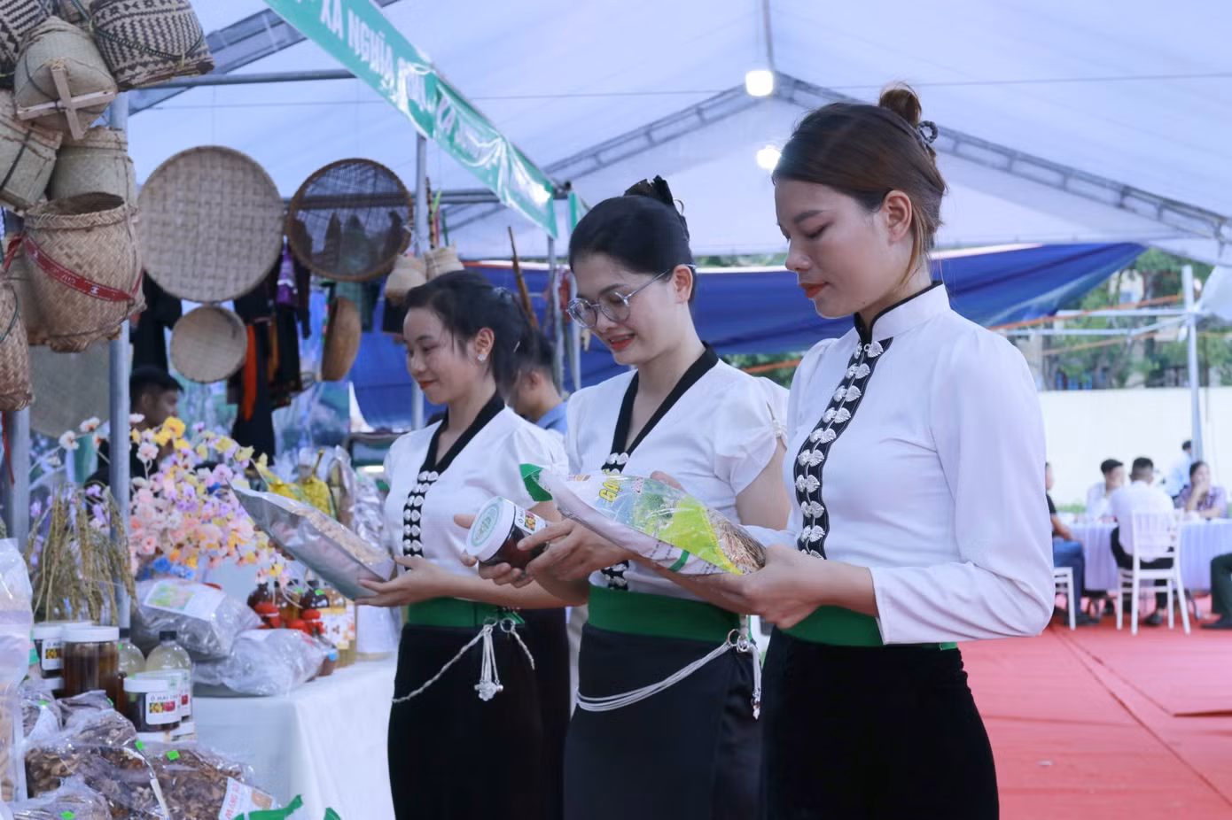 Những sản phẩm đặc sản của người dân bản địa được mọi người ưa chuộng.