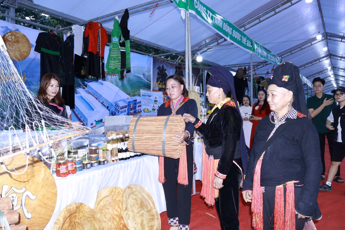 Các sản phẩm OCOP được bà con tham quan, mua sắm.