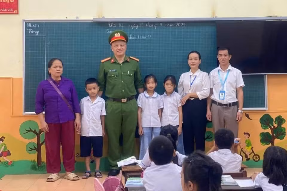 Thiếu tá Lò Văn Cường cùng 3 học sinh được giải cứu khi mắc kẹt giữa suối. Ảnh: CACC. Thiếu tá Lò Văn Cường cùng 3 học sinh được giải cứu khi mắc kẹt giữa suối. Ảnh: CACC.