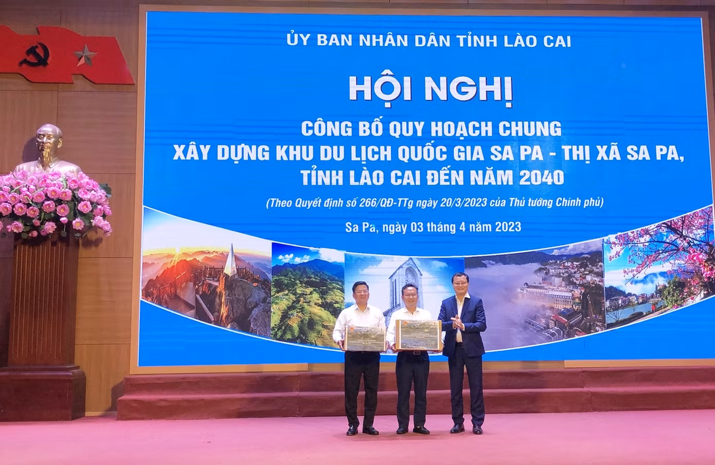 Đại diện Bộ Xây dựng trao hồ sơ Quy hoạch chung xây dựng Khu du lịch Quốc gia Sa Pa.