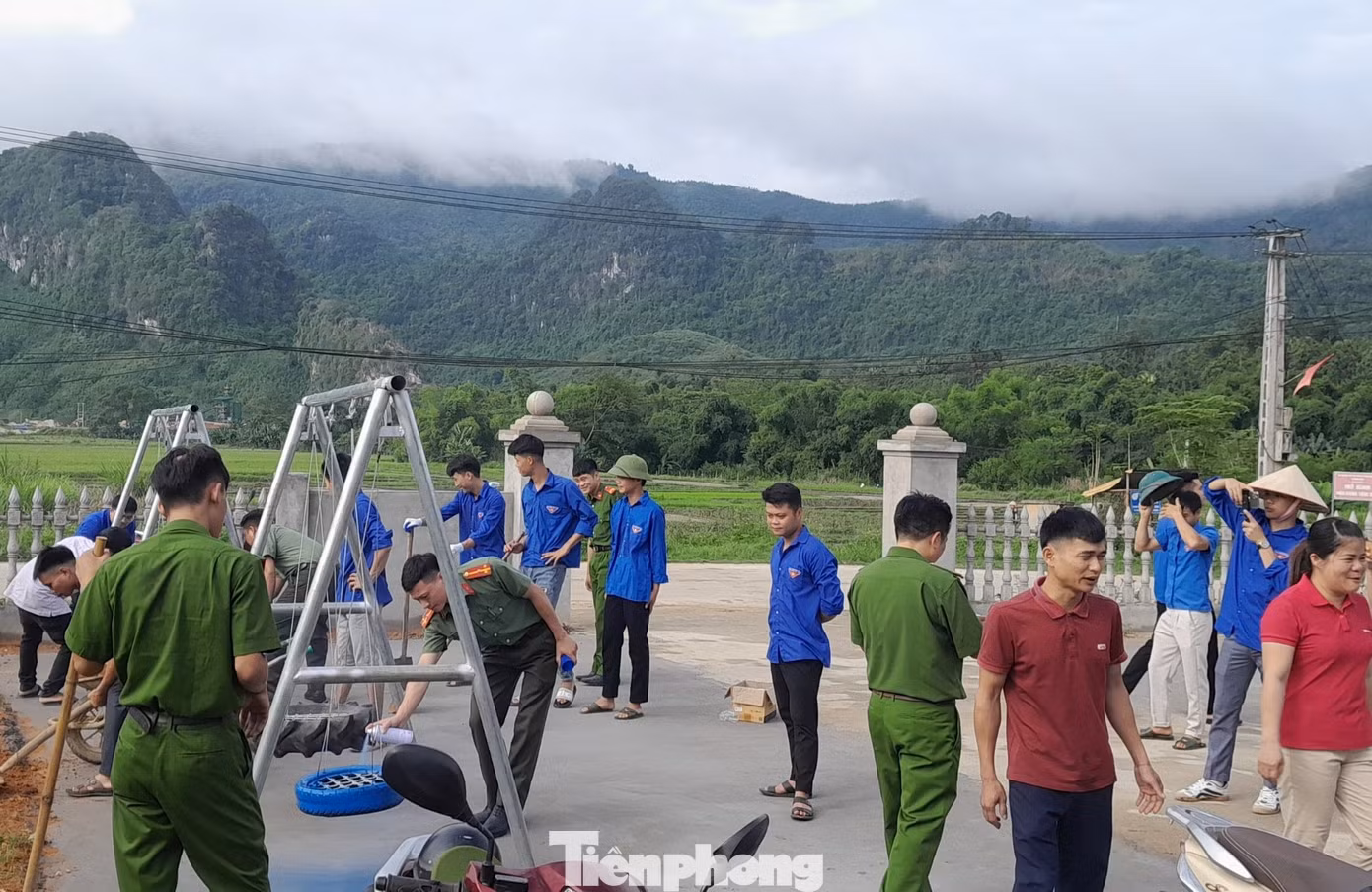 Chị Phạm Thị Xuân (ở thôn Khánh Ngoài, xã Minh Chuẩn) cho hay, sân chơi mới của thôn rất độc đáo, các cháu nhỏ rất thích thú. Không nghĩ được đoàn thanh niên chế tạo ra những đồ chơi như vậy từ lốp xe.