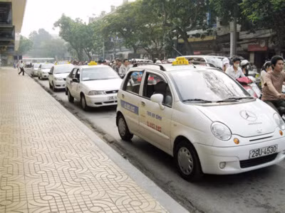 Các hãng taxi chê xăng dầu giảm giá quá ít nên không có cơ sở để điều chỉnh cước. Ảnh minh họa. Các hãng taxi chê xăng dầu giảm giá quá ít nên không có cơ sở để điều chỉnh cước. Ảnh minh họa