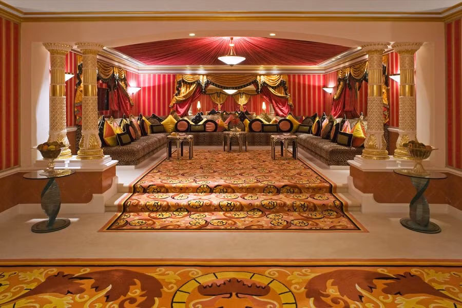 Diện tích của phòng hoàng gia là 780 m2. Phòng khách theo đúng phong cách Ả Rập. Phòng ăn riêng nếu bạn không muốn dùng bữa tại các nhà hàng của khách sạn. Phòng ngủ dành cho những "ông hoàng". Nghỉ tại đây, bạn còn có cả một phòng chiếu phim riêng. Cầu thang được mạ vàng. Phòng ngủ thứ hai trong phòng hoàng gia. Mỗi phòng ngủ đều có một phòng tắm lát đá cẩm thạch có bồn spa. Phòng tắm được trang trí bằng tranh gốm tinh xảo và luôn có sẵn nước hoa Hermes 24 – Faubourg. Khu vực yên tĩnh dành cho những ai thích đọc sách. Là khách hàng của khách sạn này bạn còn có xe riêng đưa đón, thậm chí là cả trực thăng nếu bạn muốn.