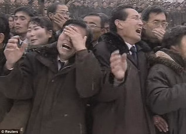 11 ngày qua, người dân Triều Tiên hướng về nhà lãnh đạo Kim Jong Il. Ảnh: Reuters