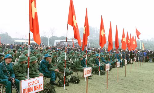 Lễ giao nhận quân được thực hiện trang nghiêm và long trọng mặc dù trời mưa phùn và khá lạnh vào buổi sáng sớm