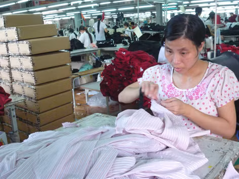 Đại diện các DN cho biết, mức thưởng Tết 2014 trung bình chỉ một tháng lương. (Trong ảnh, công nhân làm việc tại một DN FDI ở Hà Nội). Ảnh: Bảo Anh