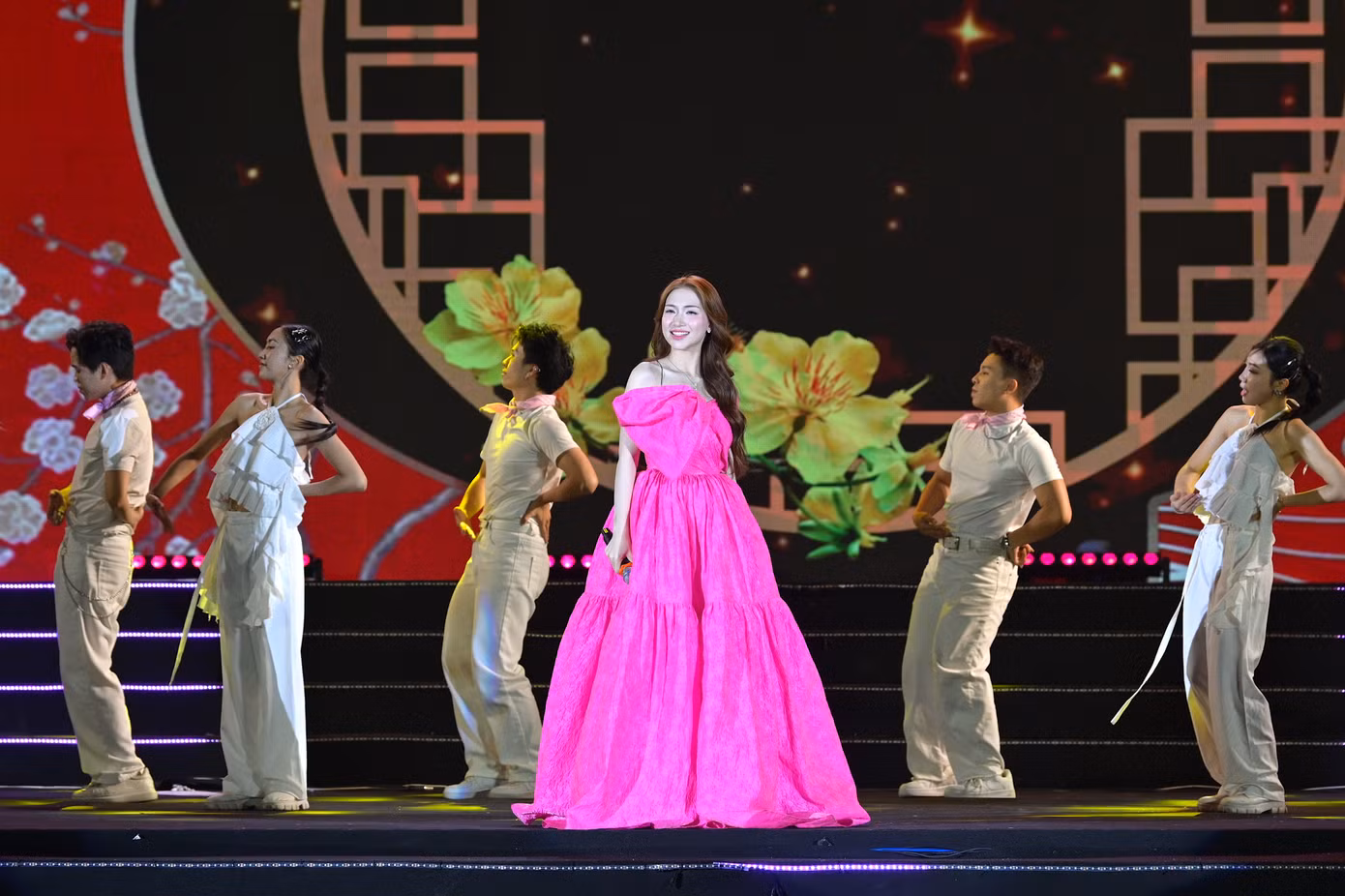 Các tiết mục văn nghệ chào mừng Festival hoa Mê Linh