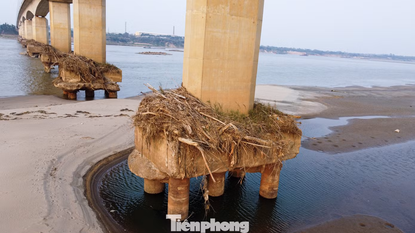 Do mực nước sông xuống thấp, trụ cầu Văn Lang đã lộ trơ móng dù chưa tới mùa cạn. Đây là cây cầu có tổng mức đầu tư gần 1.500 tỷ được thông xe vào năm 2018. Do mực nước sông xuống thấp, trụ cầu Văn Lang đã lộ trơ móng dù chưa tới mùa cạn. Đây là cây cầu có tổng mức đầu tư gần 1.500 tỷ được thông xe vào năm 2018.