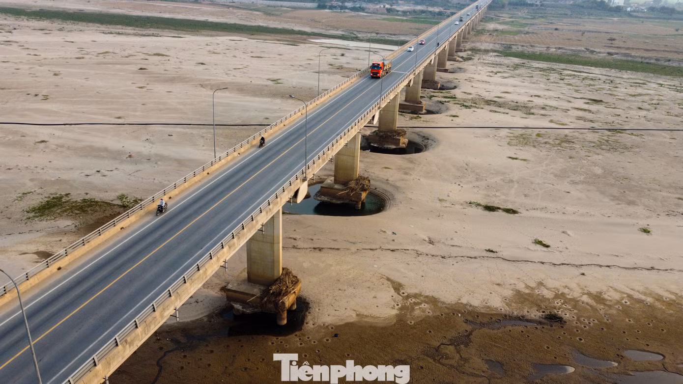 Móng trụ cầu lộ rõ khi mực nước dưới lòng sông giảm sâu. Móng trụ cầu lộ rõ khi mực nước dưới lòng sông giảm sâu.