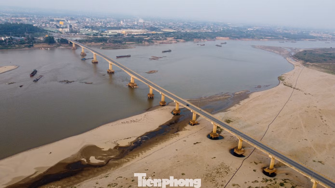 Bắc qua sông Hồng, cầu Văn Lang là điểm giáp ranh giữa xã Phú Cường (Ba Vì, Hà Nội) với phường Thọ Sơn (thành phố Việt Trì, Phú Thọ), nằm trong vùng thuộc ngã ba sông Hồng - sông Đà - sông Lô có dòng chảy phức tạp, đặc biệt nhiều mỏ cát. Bắc qua sông Hồng, cầu Văn Lang là điểm giáp ranh giữa xã Phú Cường (Ba Vì, Hà Nội) với phường Thọ Sơn (thành phố Việt Trì, Phú Thọ), nằm trong vùng thuộc ngã ba sông Hồng - sông Đà - sông Lô có dòng chảy phức tạp, đặc biệt nhiều mỏ cát.