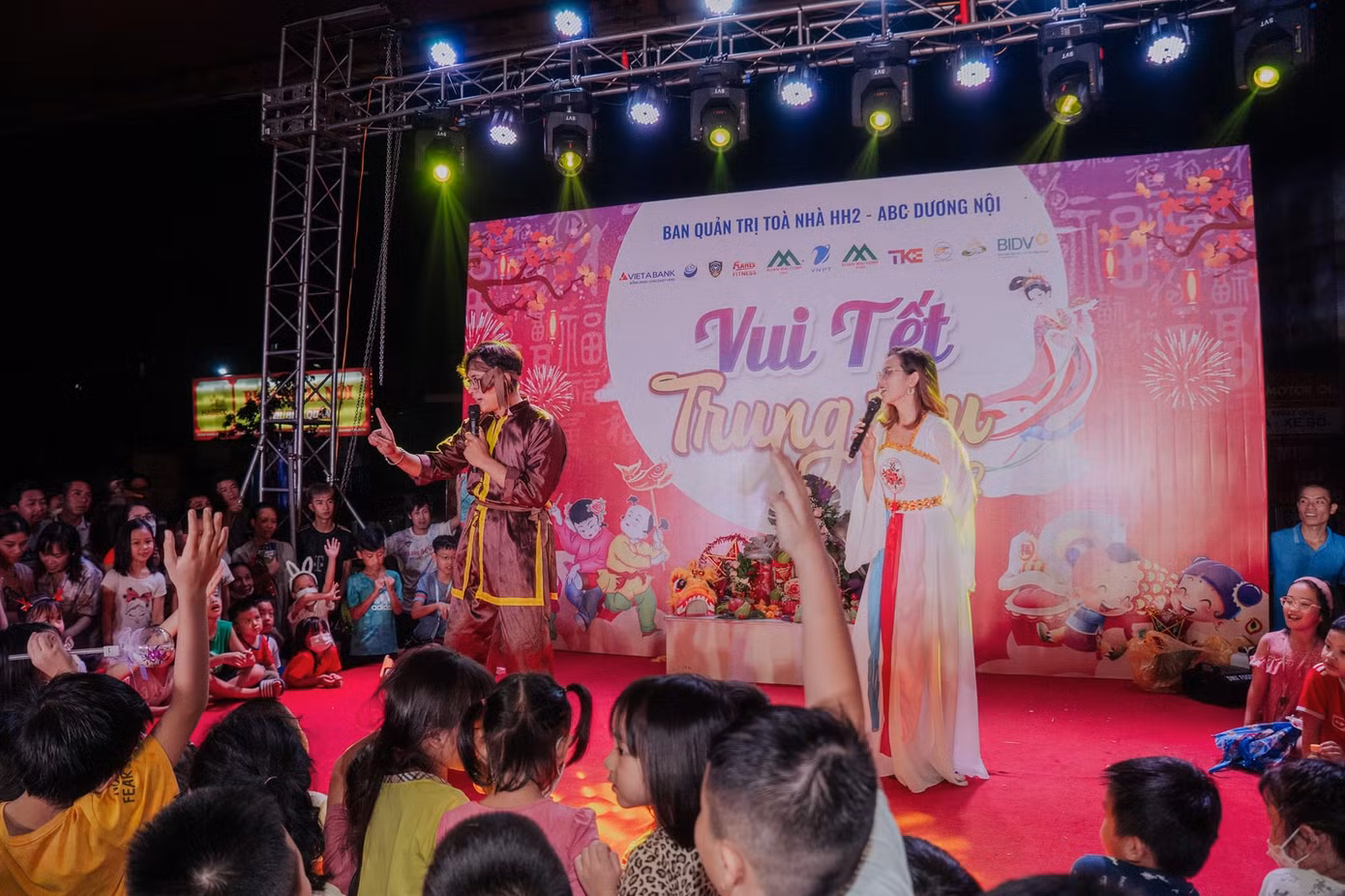 Mỗi chương trình diễn ra đều vô cùng náo nhiệt với sự dẫn dắt của chú Cuội - chị Hằng.