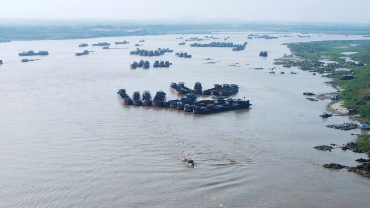 Hoạt động khai thác cát ở ngã ba sông Đà - sông Hồng gây ảnh hưởng nghiêm trọng đến cuộc sống của người dân khu vực xóm Bãi, Phong Vân.