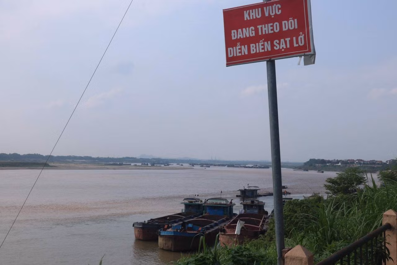 Các cảnh báo được cắm dọc khu vực bờ kè bị sạt lở.