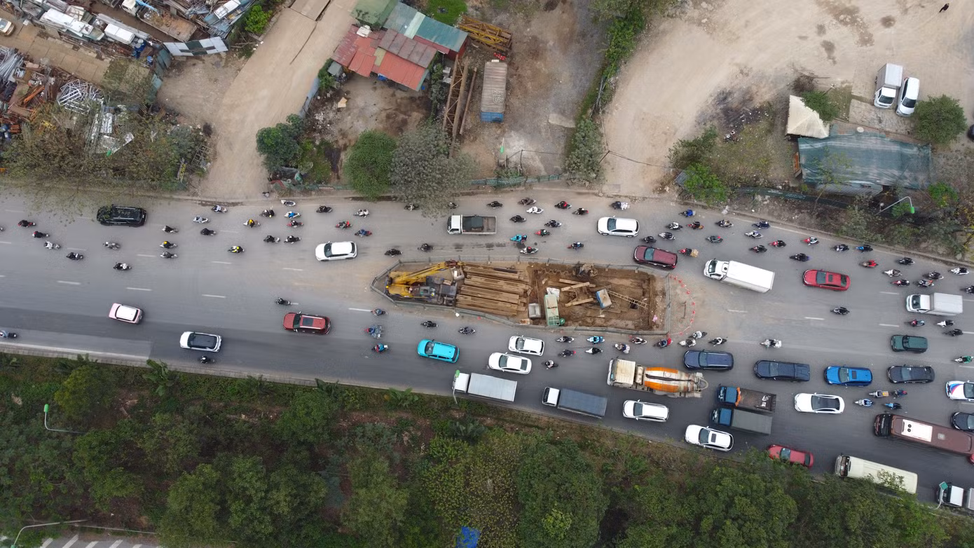 Việc rào chắn thi công đã chiếm một phần lòng đường, gây khó khăn cho các phương tiện di chuyển vào nội thành. Việc rào chắn thi công đã chiếm một phần lòng đường, gây khó khăn cho các phương tiện di chuyển vào nội thành.