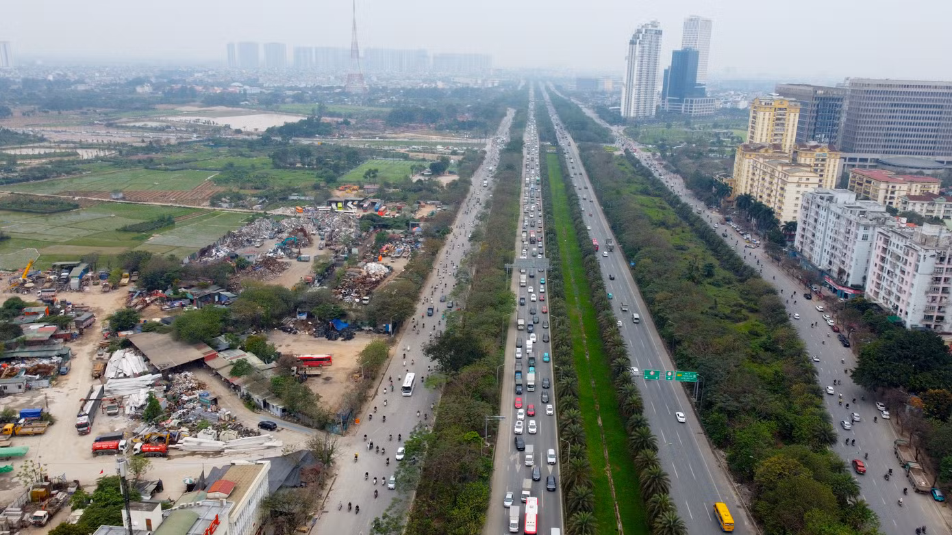 Tình trạng tắc dài hàng cây số thường xuyên xảy ra trong suốt hai tuần qua tại nút giao Đại lộ Thăng Long - Khuất Duy Tiến. Tình trạng tắc dài hàng cây số thường xuyên xảy ra trong suốt hai tuần qua tại nút giao Đại lộ Thăng Long - Khuất Duy Tiến.