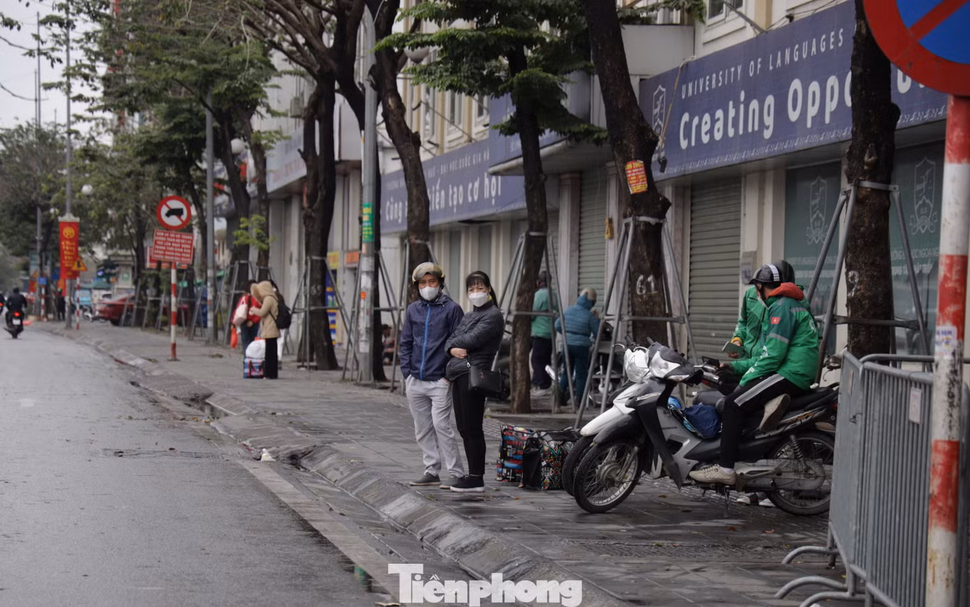 Phòng Cảnh sát giao thông CATP Hà Nội cho biết sẽ tăng cường kiểm soát các vi phạm liên quan đến xe khách dừng đỗ, đón trả khách sai quy định gây ùn tắc giao thông. Đồng thời, qua trích xuất camera giám sát hành trình, lực lượng chức năng sẽ xử nghiêm các vi phạm khác của tài xế trong quá trình cầm lái như không thắt dây an toàn, sử dụng điện thoại.
