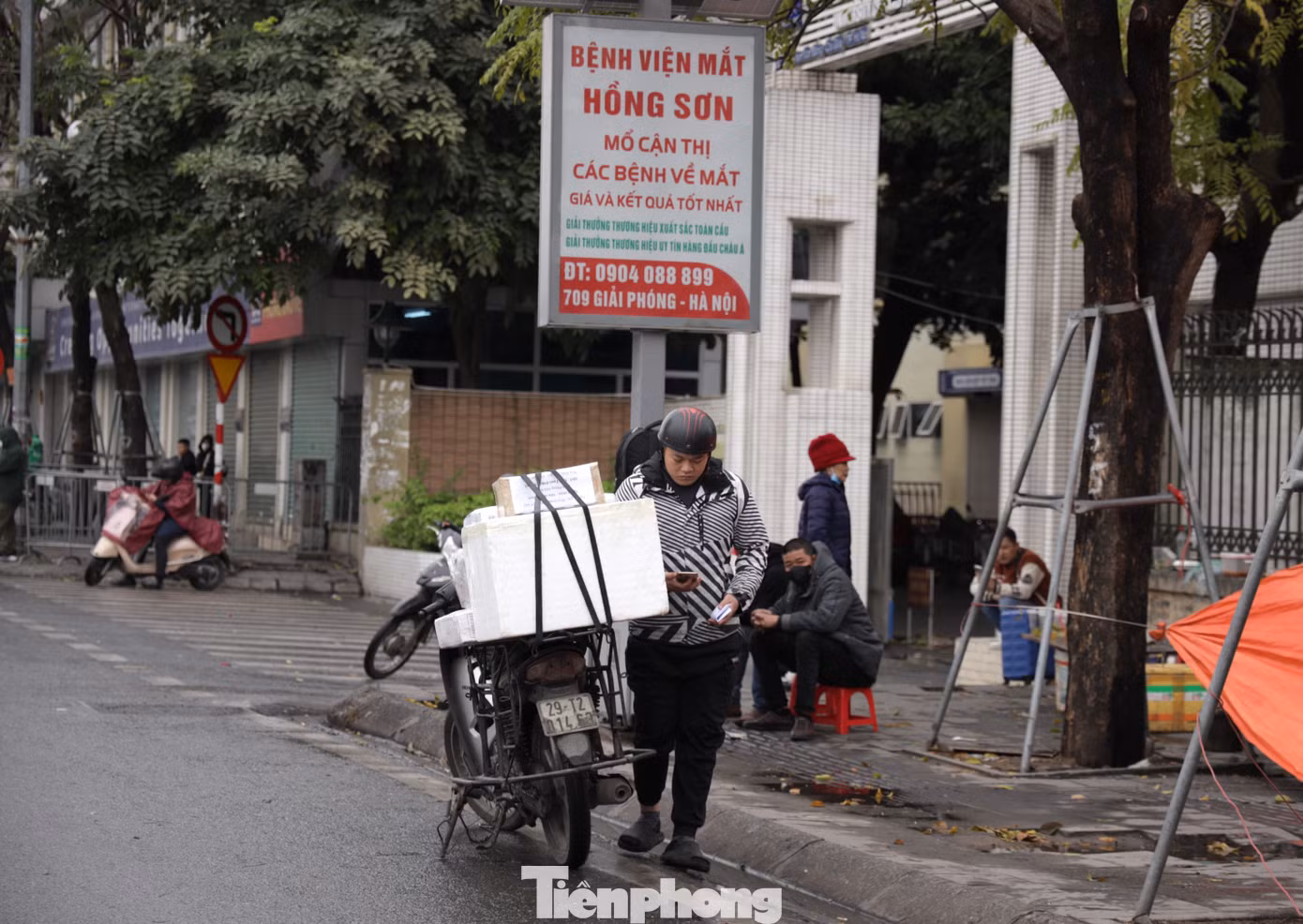 Một số người vì ngại đi xa, không muốn vào bến xe đã chấp nhận đợi xe tại những bến cóc này, tạo điều kiện để xe dù hoạt động mạnh mẽ.