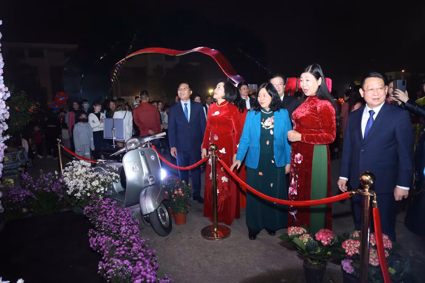 Các đại biểu tham quan khu Trưng bày của Festival hoa Mê Linh.