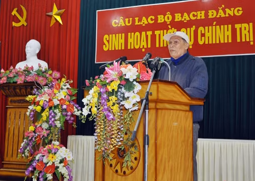 Ông Hoàng Châu phát biểu phản đối sau khi Bí thư Thành ủy Hải Phòng dứt lời Ảnh: NQV. Ông Hoàng Châu phát biểu phản đối sau khi Bí thư Thành ủy Hải Phòng dứt lời (ảnh: NQV.)
