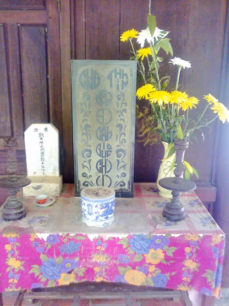 Bàn thờ các nghĩa sĩ Cần Giuộc ở chùa Tôn Thạnh