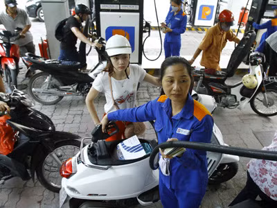 Giá xăng tăng khiến doanh nghiệp khó. ẢNh: Ngọc Châu