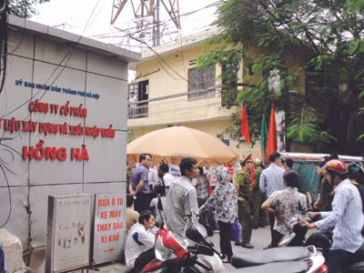 Người dân tụ tập trước trụ sở Cty Hồng Hà sáng 25-9, khi cơ quan điều tra tiến hành khám xét Cty