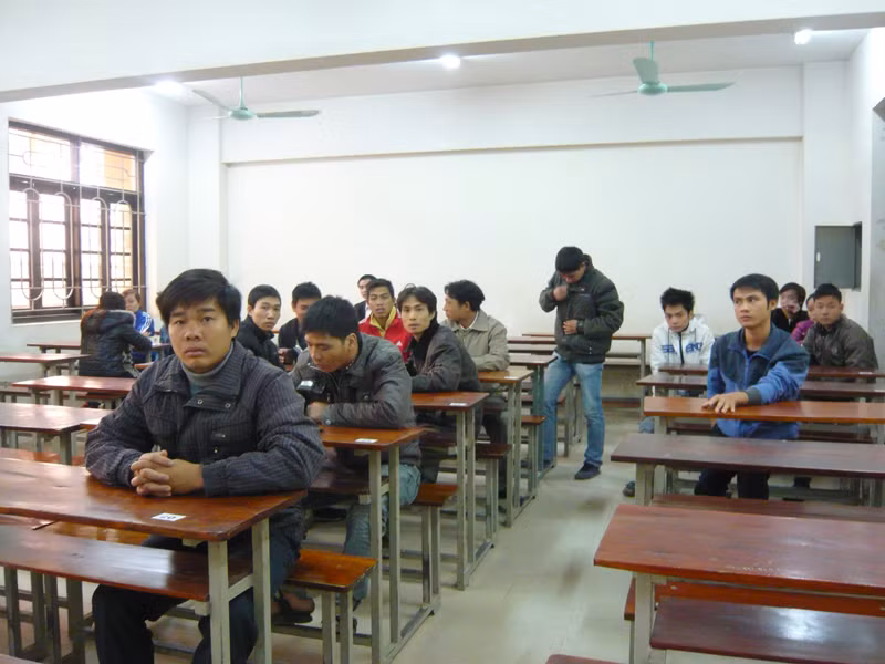 Các lao động vào phòng thi đợi phát đề