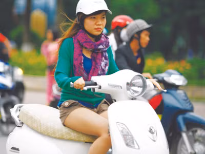 Quàng khăn len, mặc áo ấm giữa mùa hè Ảnh: Hồng Vĩnh. Quàng khăn len, mặc áo ấm giữa mùa hè Ảnh: Hồng Vĩnh