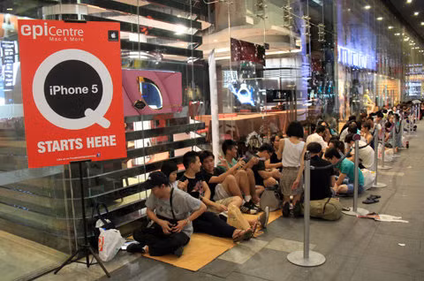 Dòng người xếp hàng chờ mua iPhone 5 tại Singapore