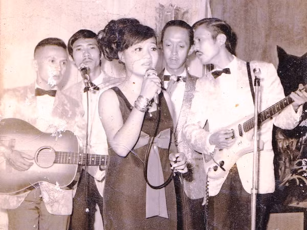 Ngọc Thy biểu diễn cùng ban nhạc Thăng Long những năm 1970 tại Sài Gòn Ảnh: T.L 