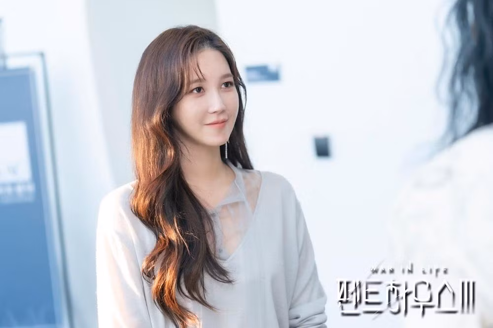 Lee Ji Ah trở lại Penthouse và thành công. Lee Ji Ah trở lại Penthouse và thành công.