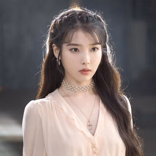 Ham tiền, tiêu hoang, mê mua sắm mê ăn ngon. Ham tiền, tiêu hoang, mê mua sắm mê ăn ngon.