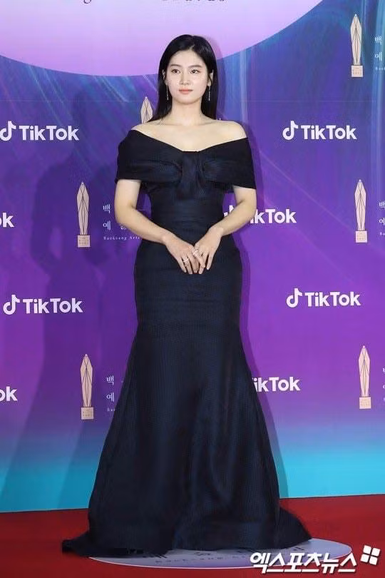 Park Joo Hyun trông khá dừ với chiếc đầm đen. Nữ diễn viên gây ấn tượng qua hai tựa phim nặng đô gần đây là Extracurricular (Hoạt động ngoại khóa) và Mouse.