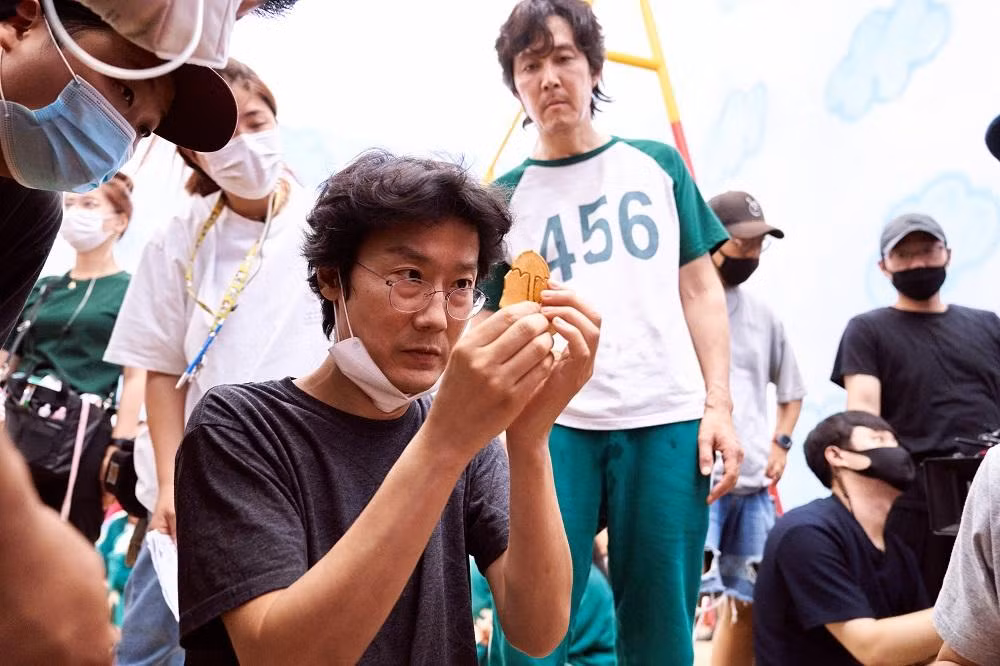 Đạo diễn Hwang Dong Hyuk (đeo kính) trên phim trường Squid Game 1.