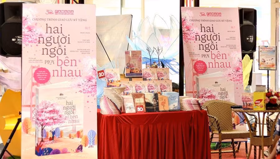 "Hai Người Ngồi Bên Nhau" là cuốn tiểu thuyết mới nhất của Ploy.