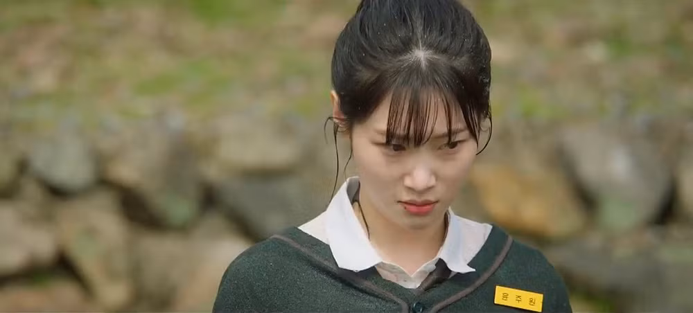 Joo Won bị ngã xuống ao.