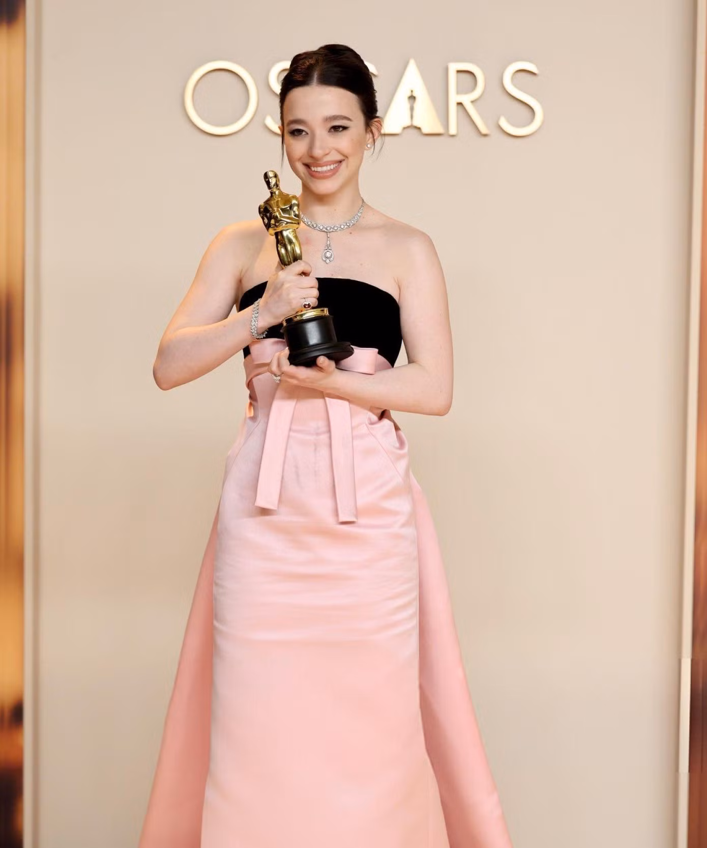 Mikey Madison với tượng vàng Oscar đầu tiên trong sự nghiệp.