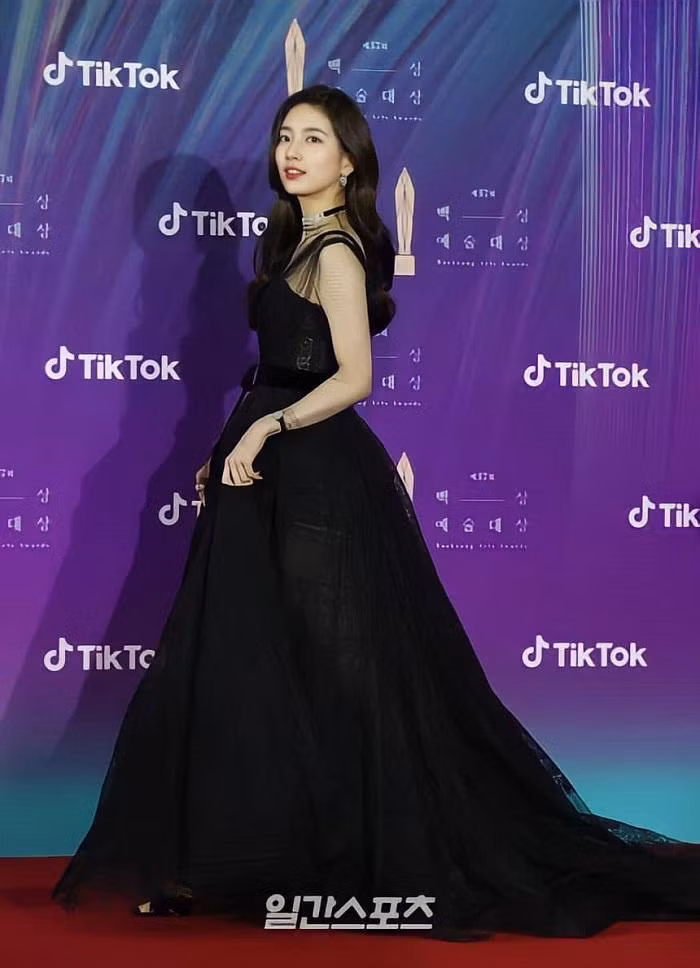 Suzy xinh đẹp tựa nữ thần với làn da trắng, tóc bồng bềnh và thướt tha trong trang phục thuộc BST dòng Haute Couture Thu Đông của Dior năm 2019.