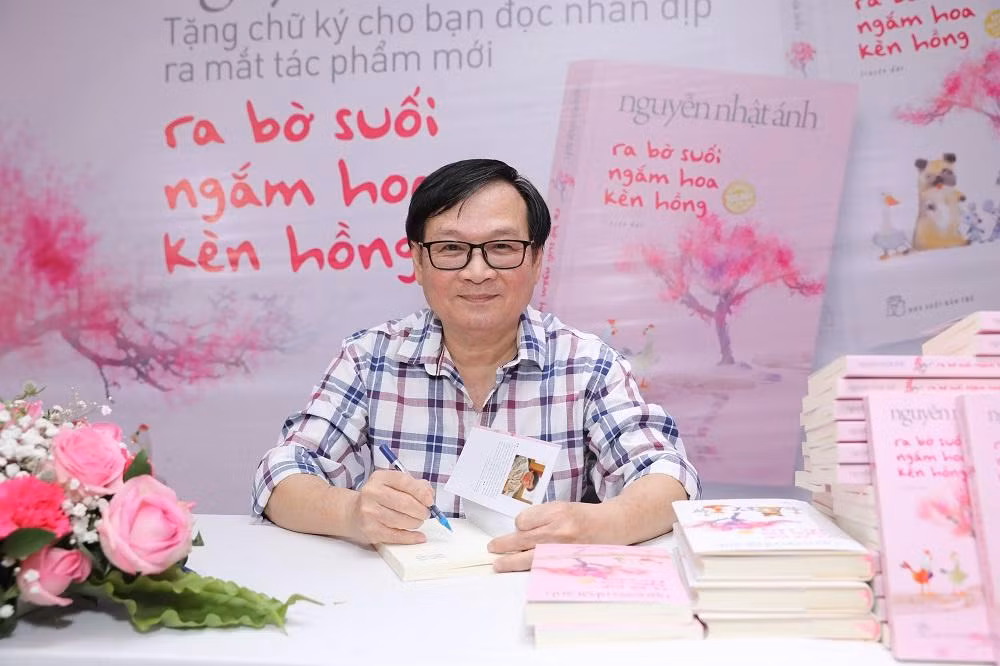 Tác giả Nguyễn Nhật Ánh ký tặng sách đến bạn đọc.