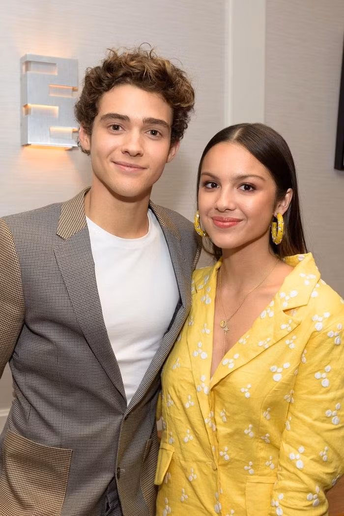 Sau khi đóng chung "High School Musical: The Series", Joshua và Olivia vướng tin "phim giả tình thật" nhưng sau đó có nghi vấn là đã chia tay. Sau khi đóng chung "High School Musical: The Series", Joshua và Olivia vướng tin "phim giả tình thật" nhưng sau đó có nghi vấn là đã chia tay.